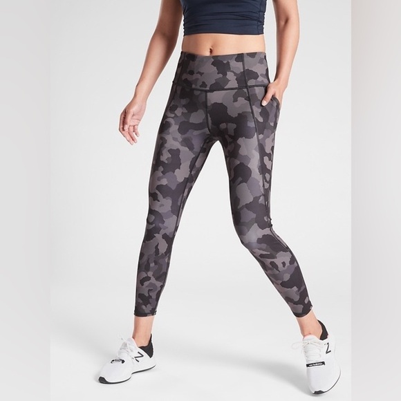 Athleta Pants - Athleta LIGHTNING CAMO 7/8 TIGHT IN SUPERSONIC Size Medium M